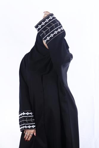 عباية ساده بتدخيلة على الكم بلون ابيض