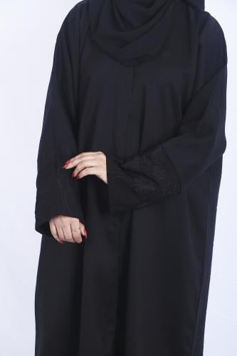 عباية ساده بتدخيلة على الكم بلون اسود