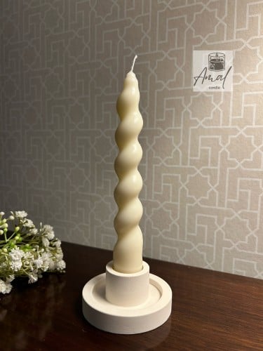 شمعة عمودية مع شمعدان