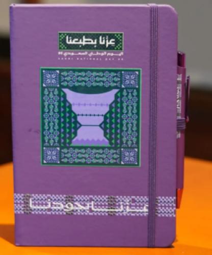 نوت بوك وقلم عزنا بطبعنا