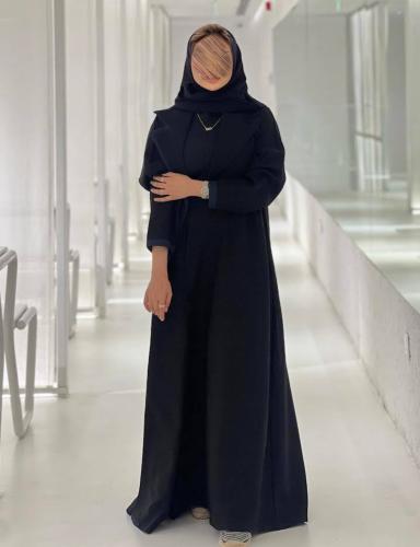 عباية كتان سوداء مع لمسات كحلية بنص كلوش