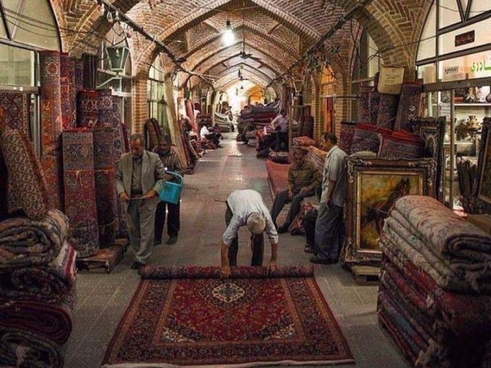 ما الذي يجعل السجاد الإيراني مميزًا جدًا؟