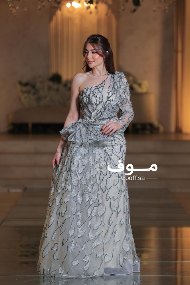 فستان قصة بكتف واحد (One Shoulder)