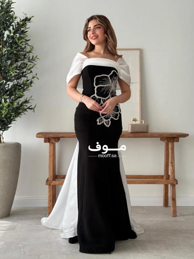 فستان بأكتاف مكشوفة مع تطريز فاخر