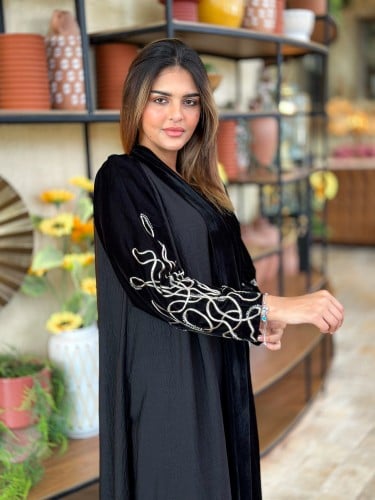 عبايه خلود راقيه باكمام مخمل و تطريز