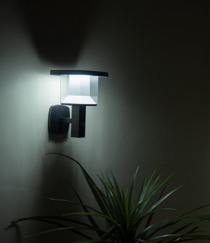 وحدة انارة حائطية على الطاقة الشمسية