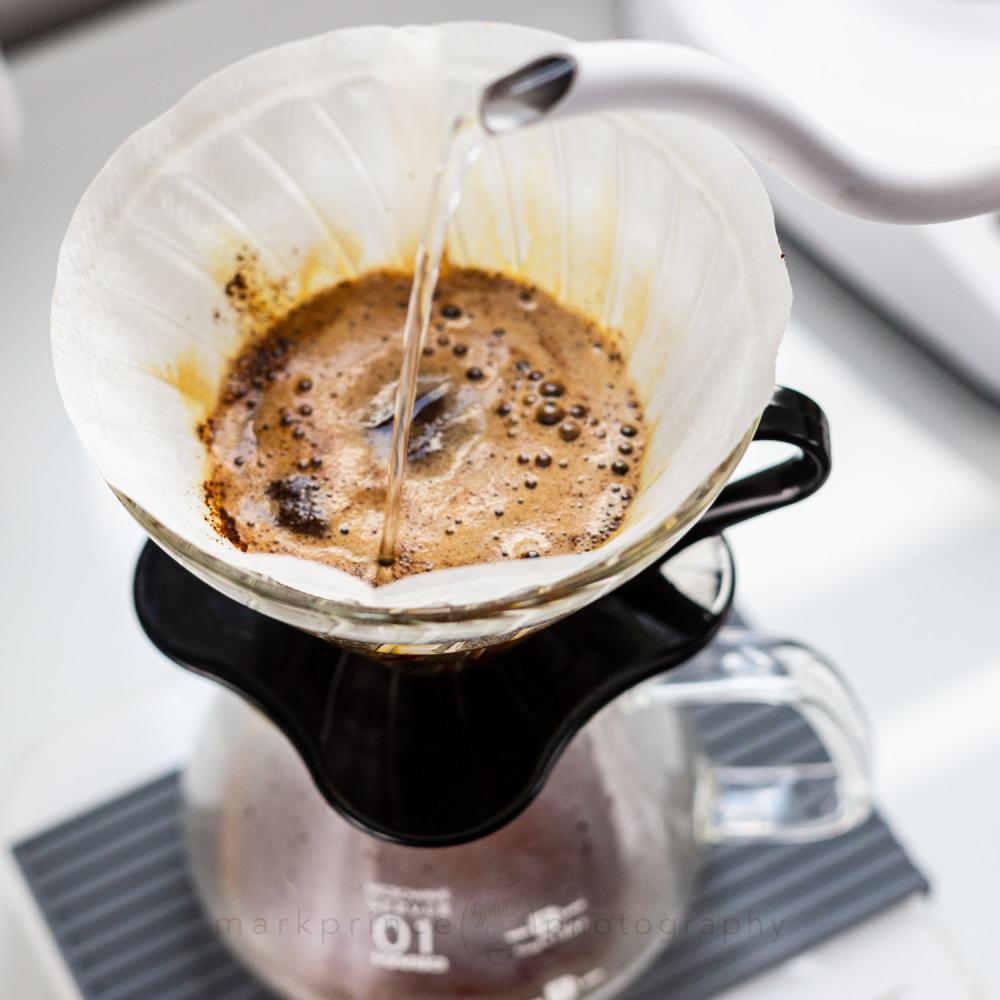 طريقة الصبّة في الـ V60 هل فعلًا تفرق؟