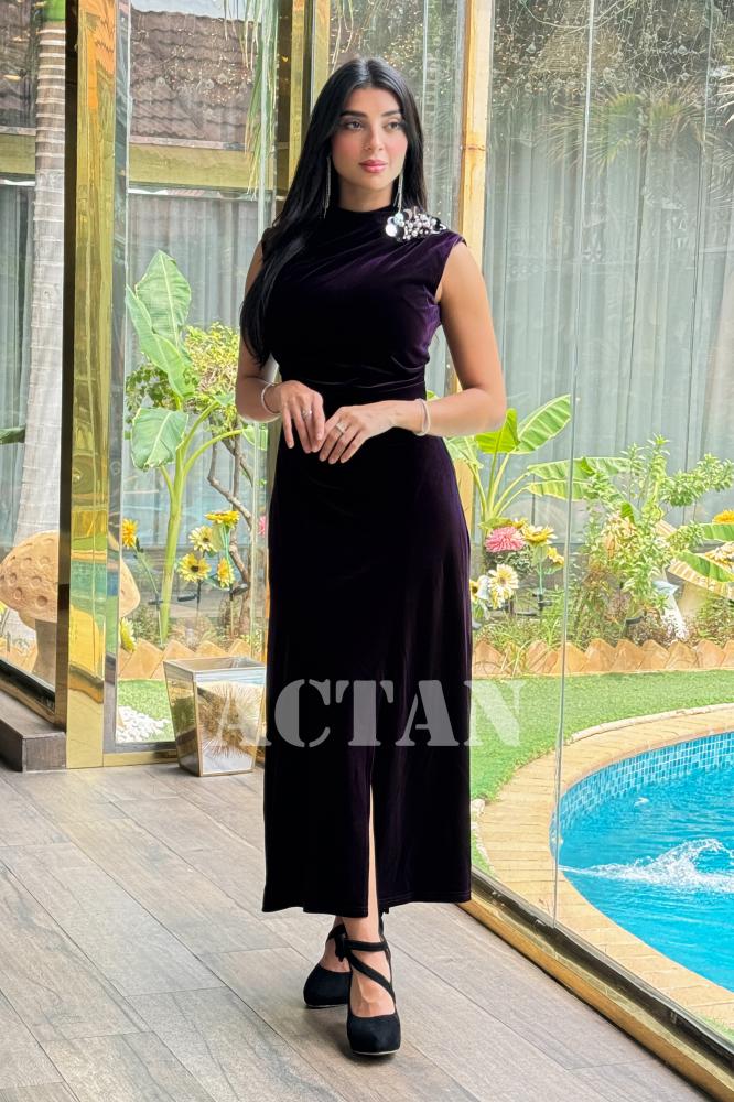 Velvet dress with a slim fit and a brooch المقاس:(XXL- 44)