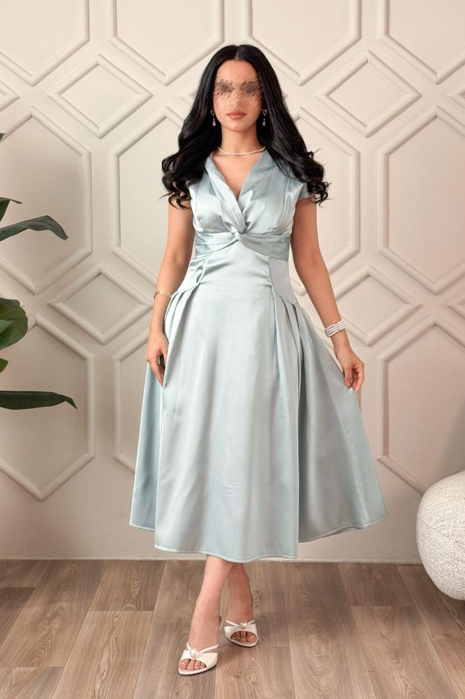 Light green midi dress with a knot in the front المقاس:(M - 38)