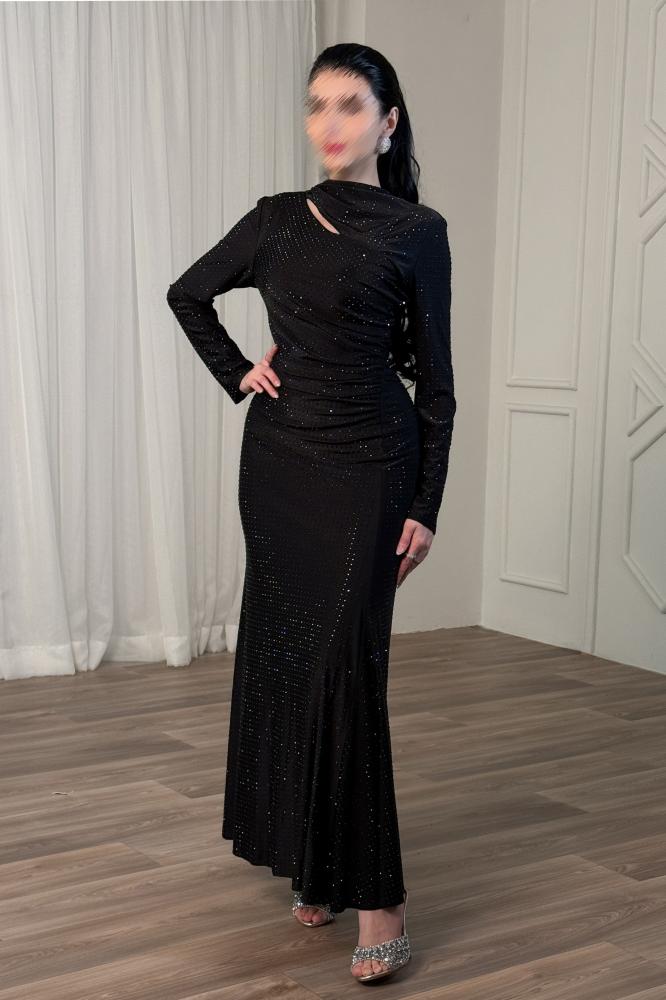 Black maxi dress with slit on the chest المقاس:(XXL - 44)