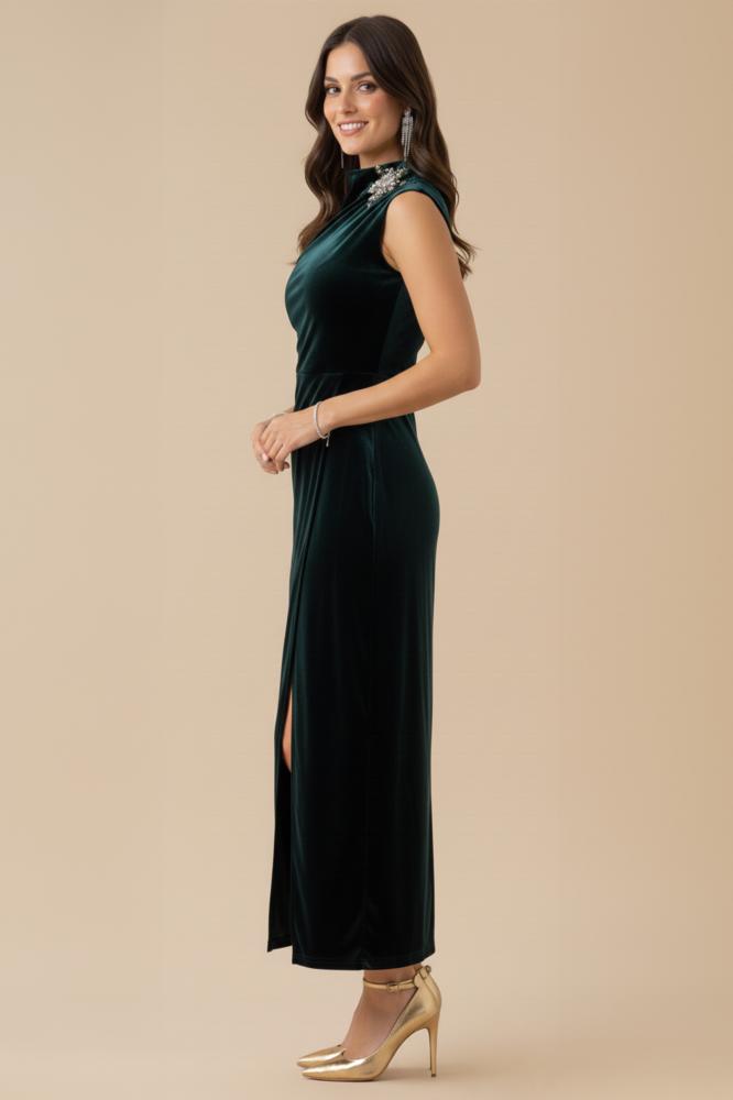 Velvet dress with a slim fit and a brooch المقاس:(L - 40)