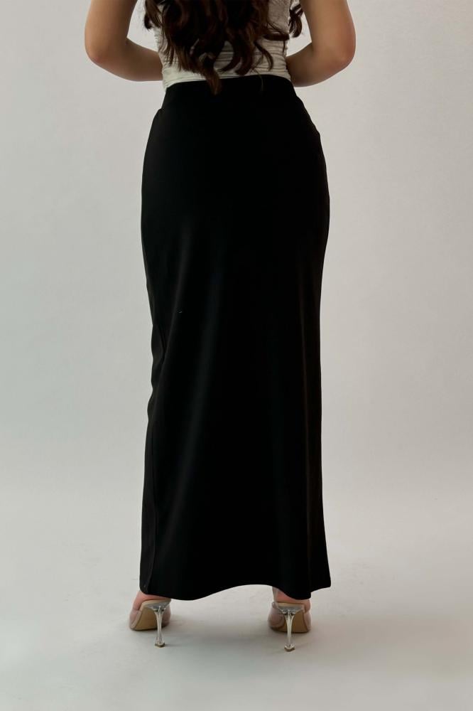 Black long, slim-fit skirt المقاس:(XXL - 44)