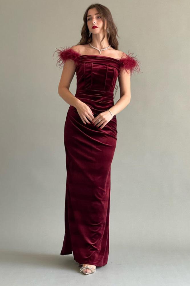 Off-shoulder velvet dress with burgundy feathers المقاس:(M)