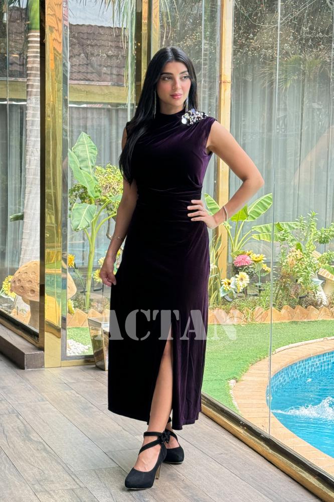 Velvet dress with a slim fit and a brooch المقاس:(XXL- 44)