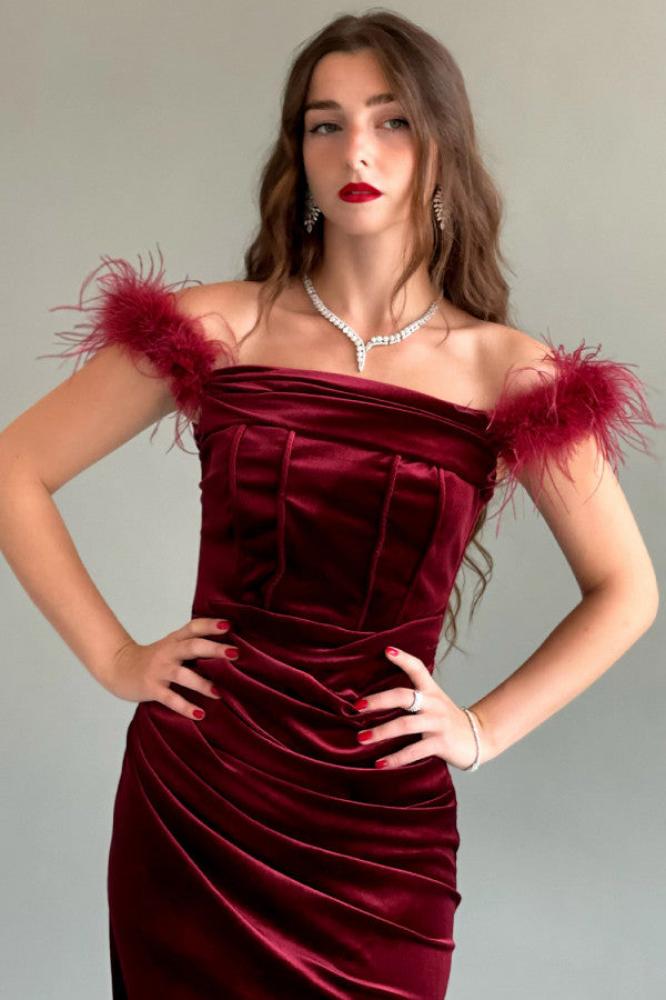 Off-shoulder velvet dress with burgundy feathers المقاس:(M)
