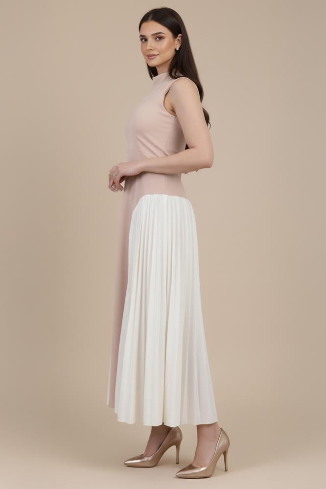 Beige pleated maxi dress المقاس:(M)
