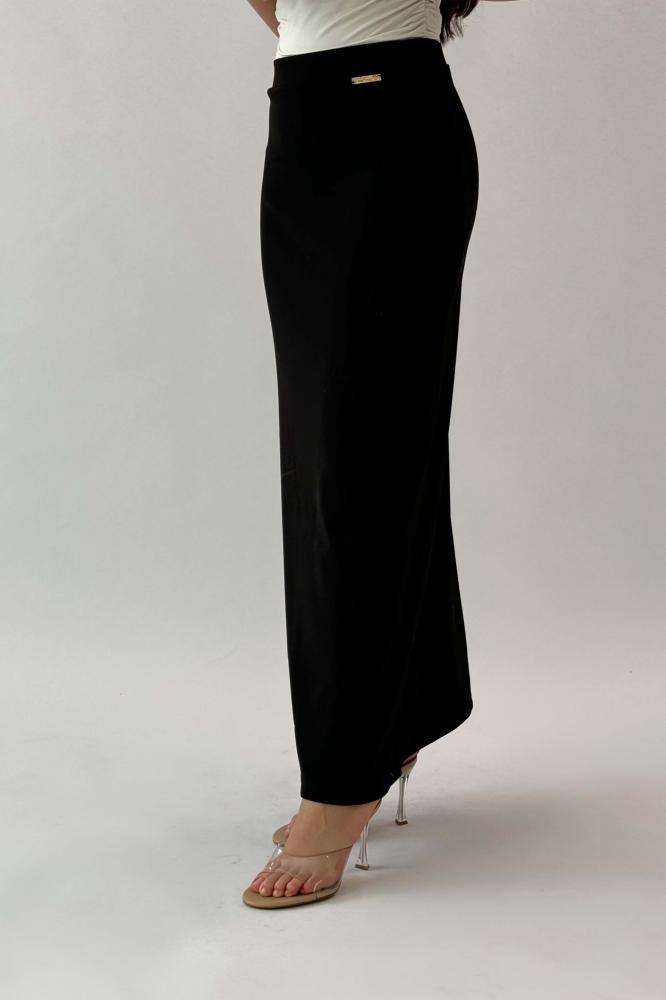 Black long, slim-fit skirt المقاس:(XXL - 44)