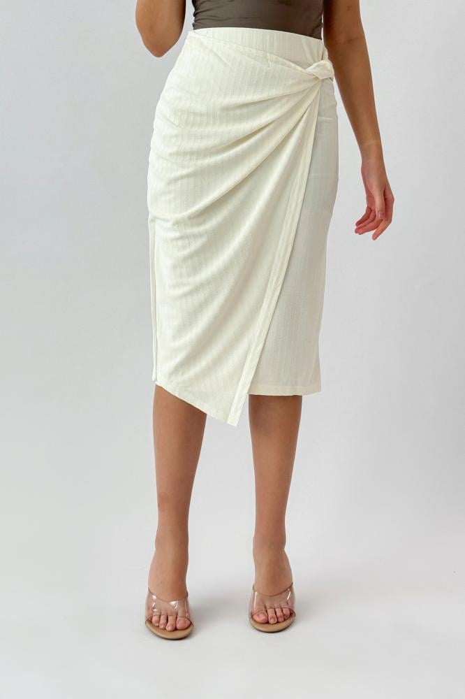 Short skirt with a wrap design and pleats in sugar color المقاس:(XXL)