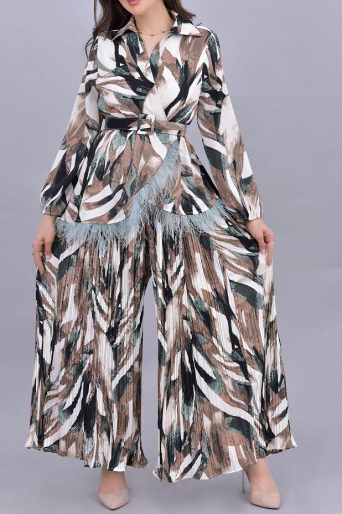 Wide leg pants set with a printed blouse decorated with feathers المقاس:(L)