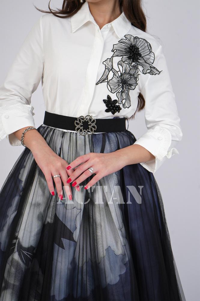 Elegant midi dress decorated with white roses المقاس:(M - 38)
