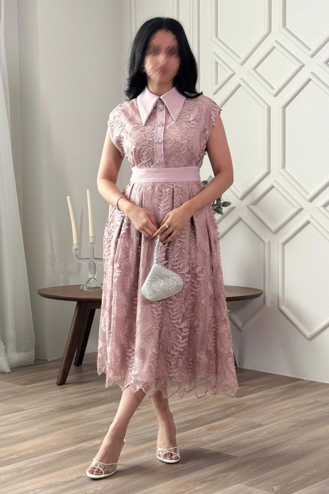 Classic pink lace midi dress المقاس:(S - 36)