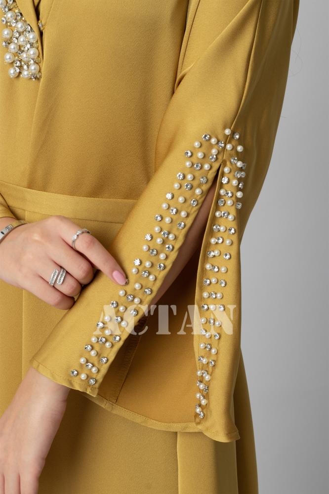 Long jalabiya decorated with pearls and crystals المقاس:(M - 38)