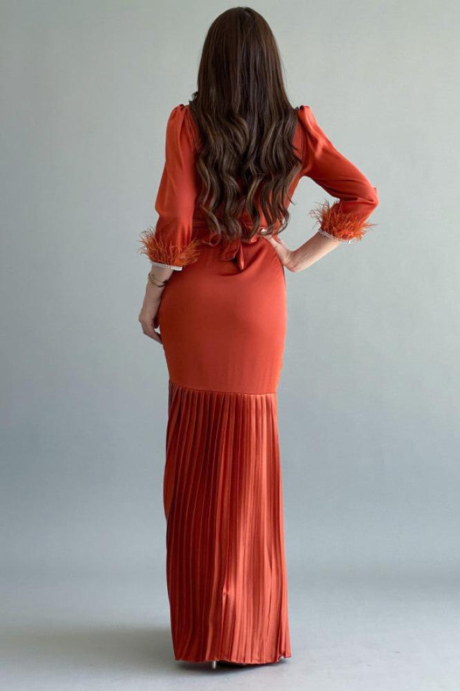 Brick-colored satin pleated dress with crystal ribbon and feathers المقاس:(M)