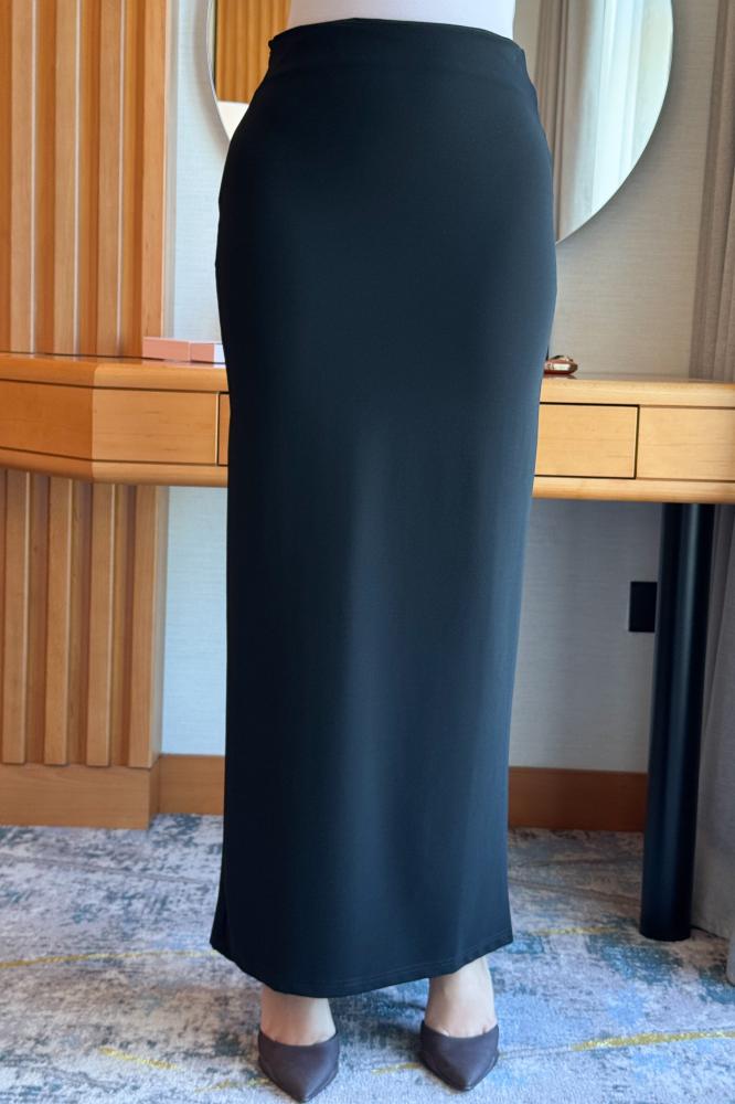 Black long, slim-fit skirt المقاس:(M - 38)