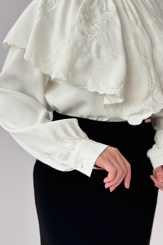 White crepe blouse with embroidered ruffle neck المقاس:(L)