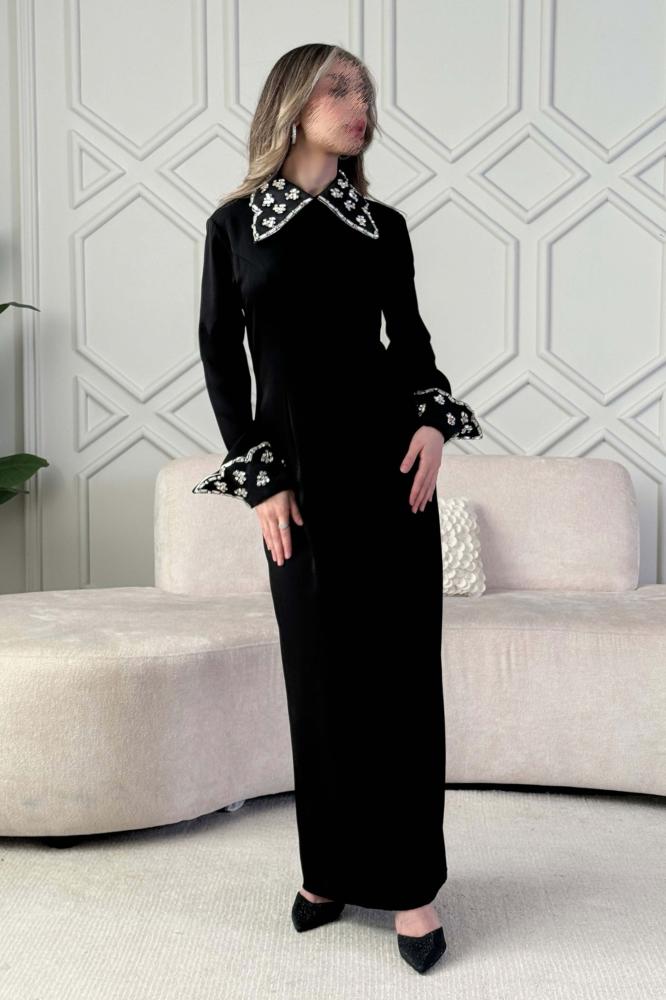 Black crystal embellished long dress with slit in the back المقاس:(L)