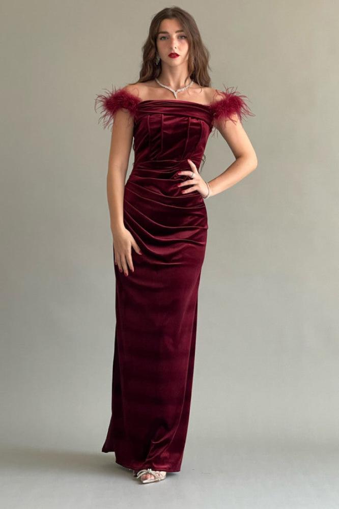 Off-shoulder velvet dress with burgundy feathers المقاس:(M)
