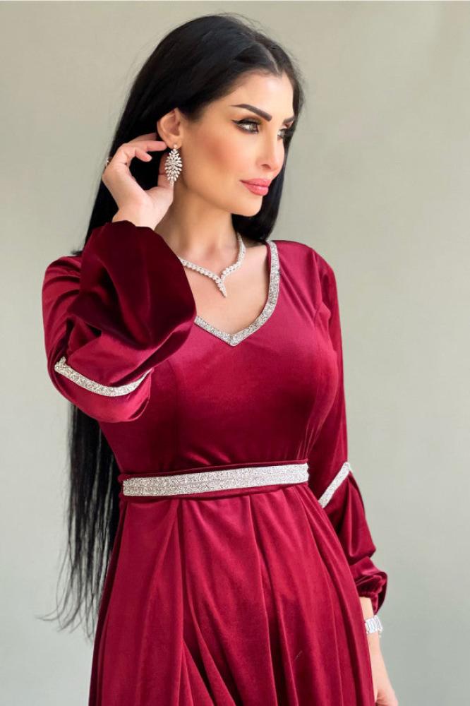 Velvet dress with crystal ribbon المقاس:(XL)