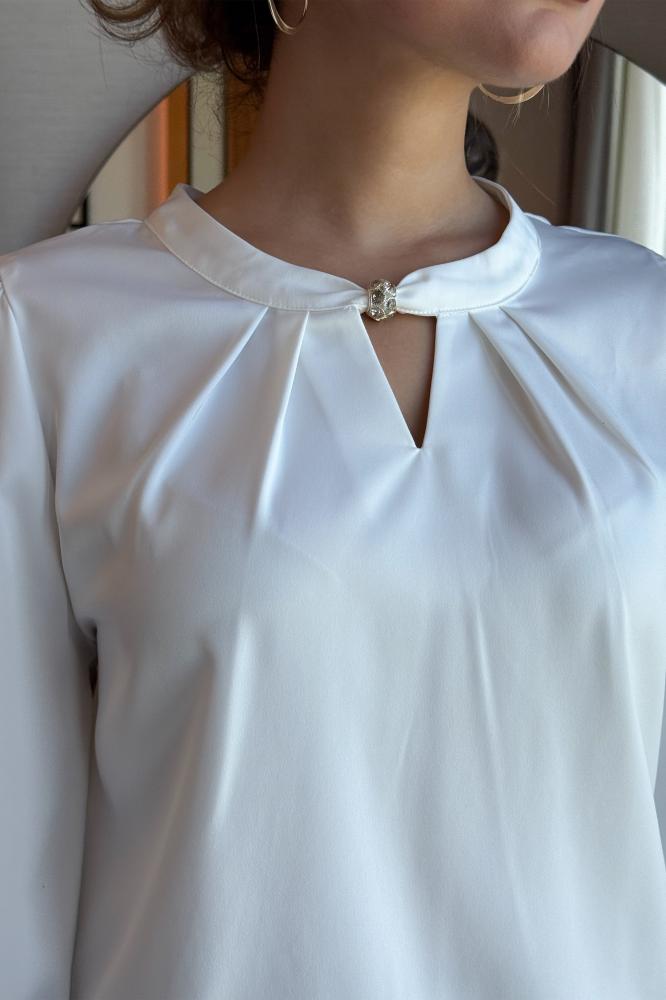 بلوزة بزم مزينة من الياقةلون ابيض مقاس:(XL - 42)