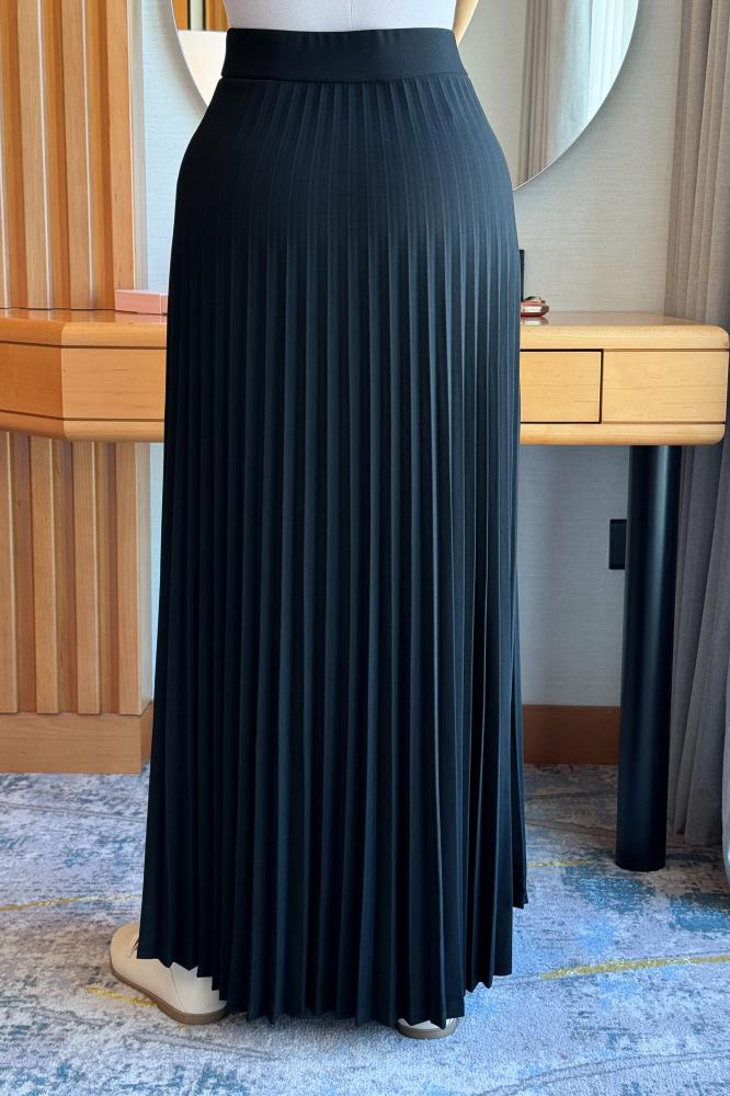 Black pleated maxi skirt المقاس:(S - 36)
