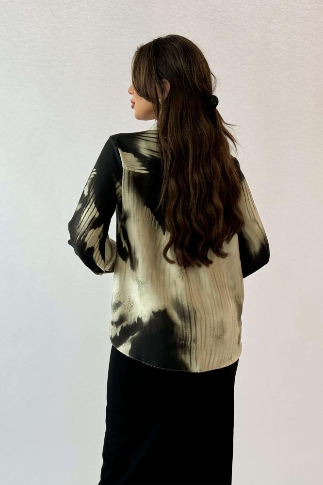Beige printed button-up shirt المقاس:(XL - 42)
