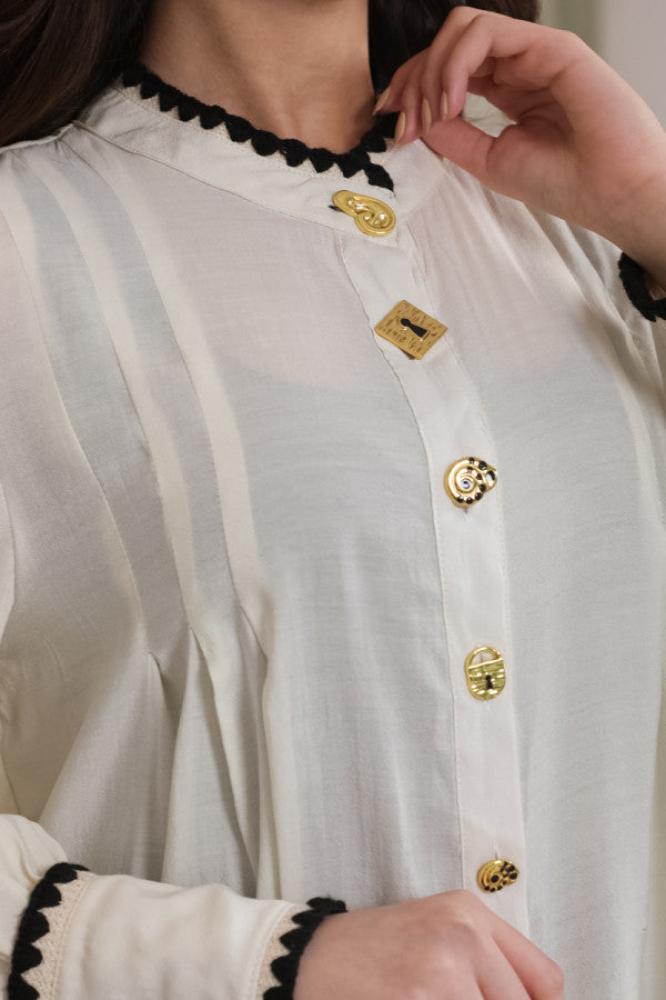 Sugar-colored pleated shirt with gold-tone buttons المقاس:(L)