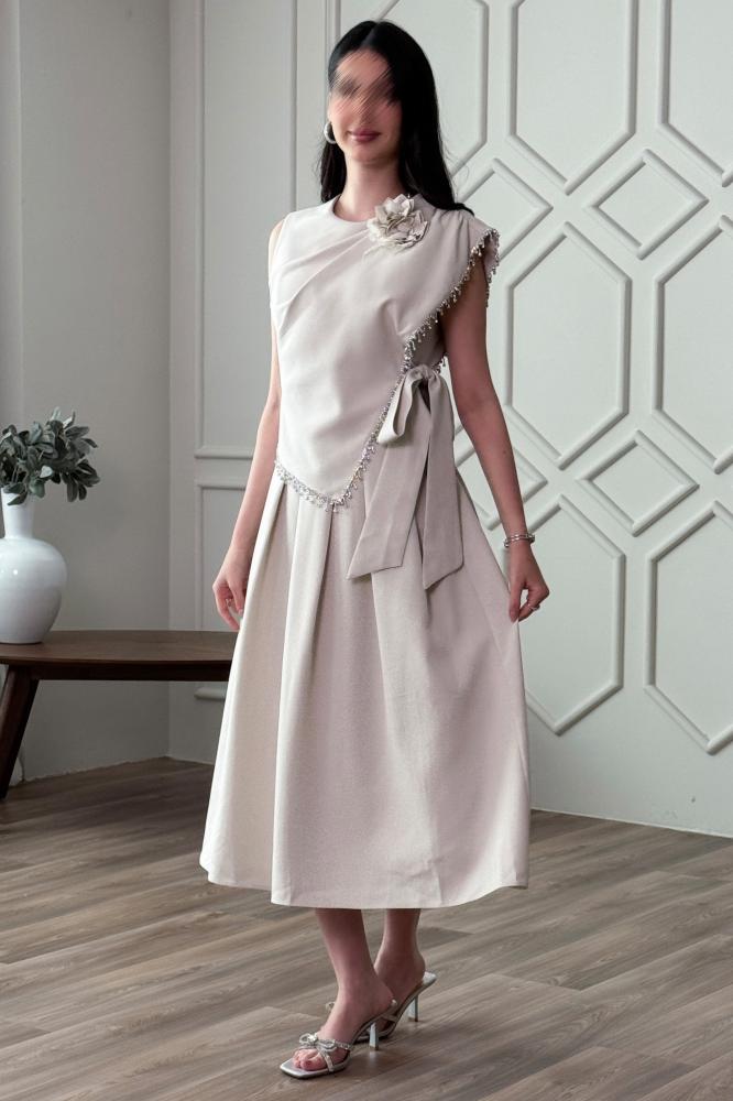 Beige floral brooch tie midi dress المقاس:(L - 40)
