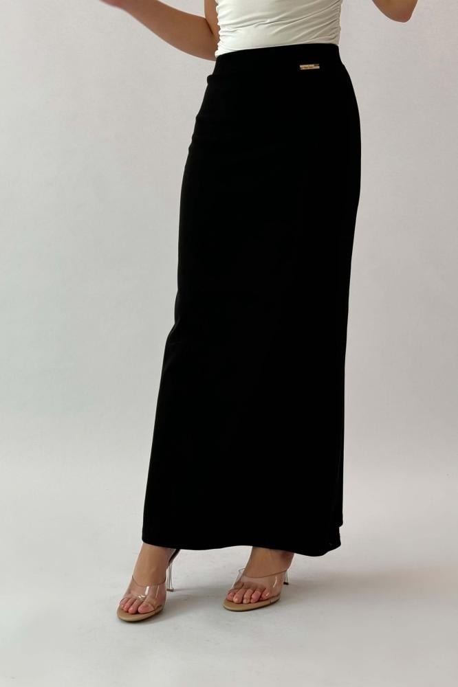 Black long, slim-fit skirt المقاس:(XXL - 44)