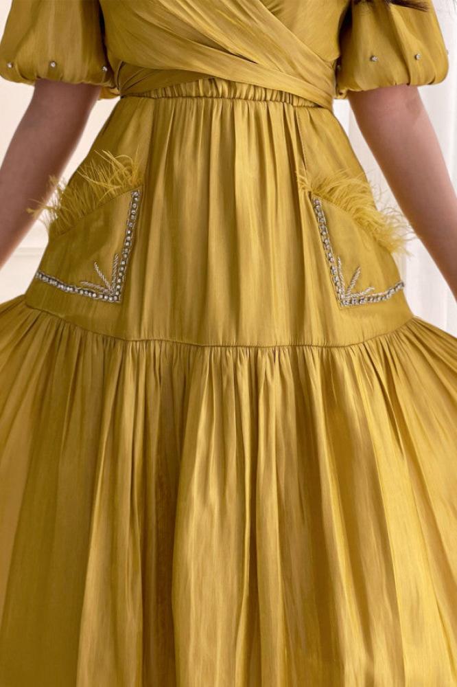 Embroidered satin midi dress in cumin المقاس:(M)