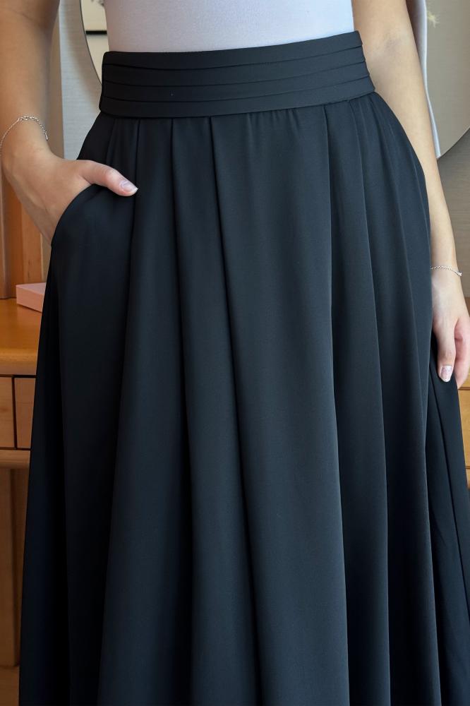 Black midi flare skirt المقاس:(XXL - 44)