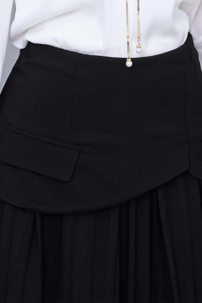 Black pleated skirt with split design المقاس:(L)