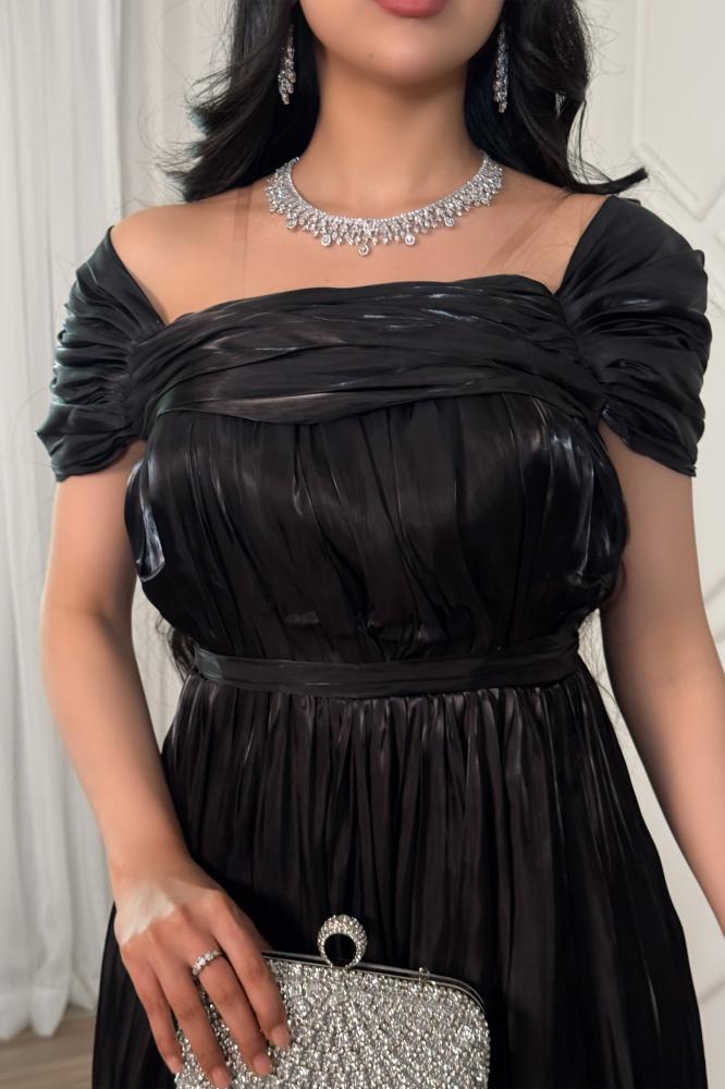 Black pleated off-shoulder dress المقاس:(L)
