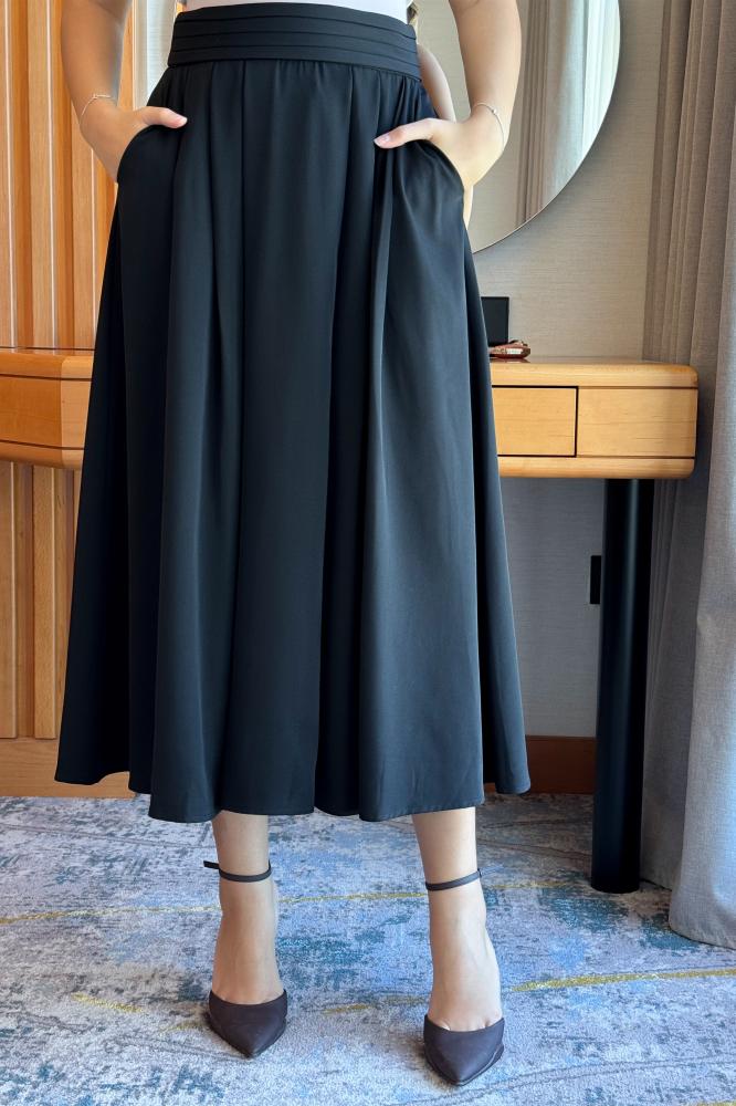 Black midi flare skirt المقاس:(XXL - 44)