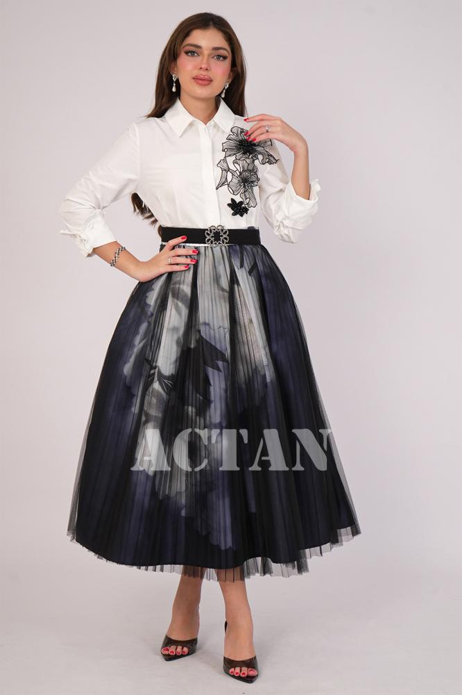 Elegant midi dress decorated with white roses المقاس:(M - 38)