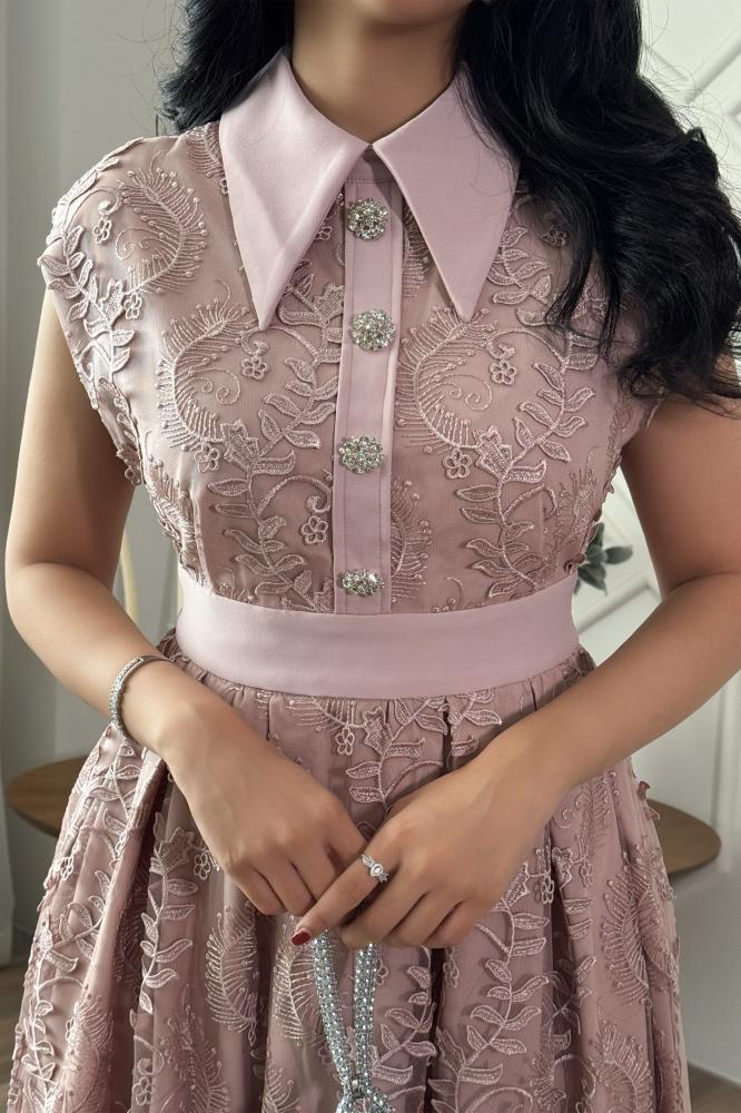 Classic pink lace midi dress المقاس:(S - 36)
