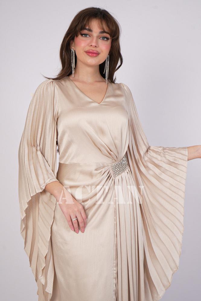 Beige pleated maxi dress with side slit المقاس:(XL - 42)