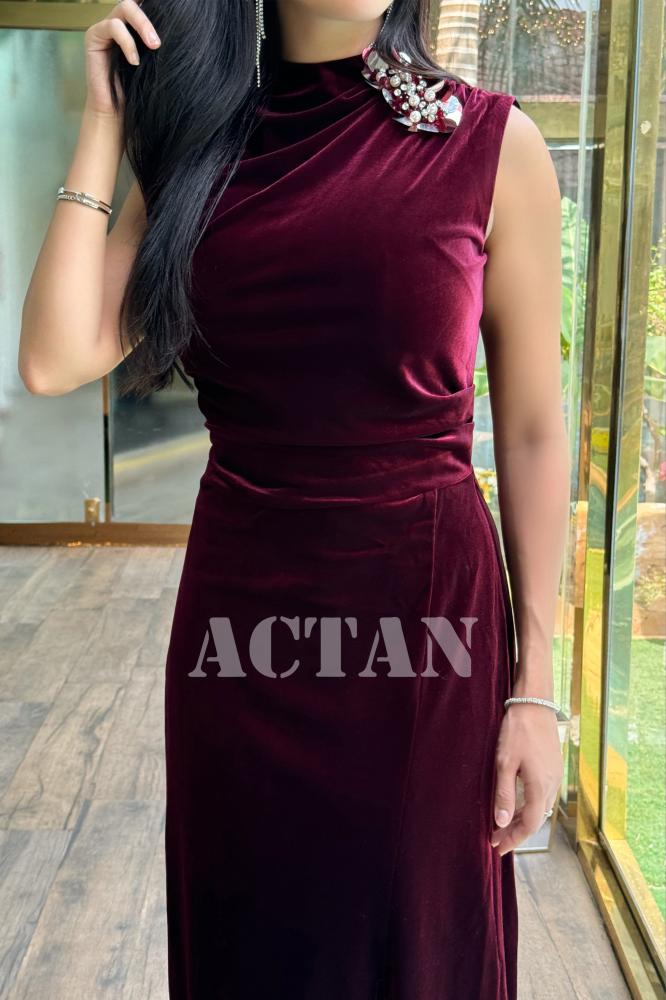 Velvet dress with a slim fit and a brooch المقاس:(L - 40)
