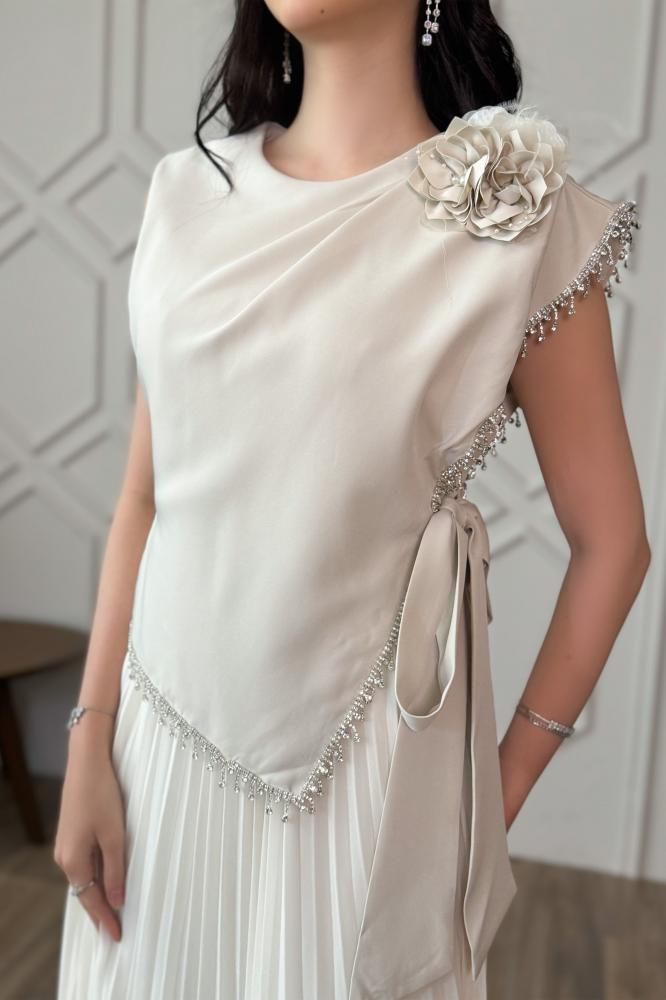 Beige pleated dress with a tie at the waist المقاس:(XL - 42)
