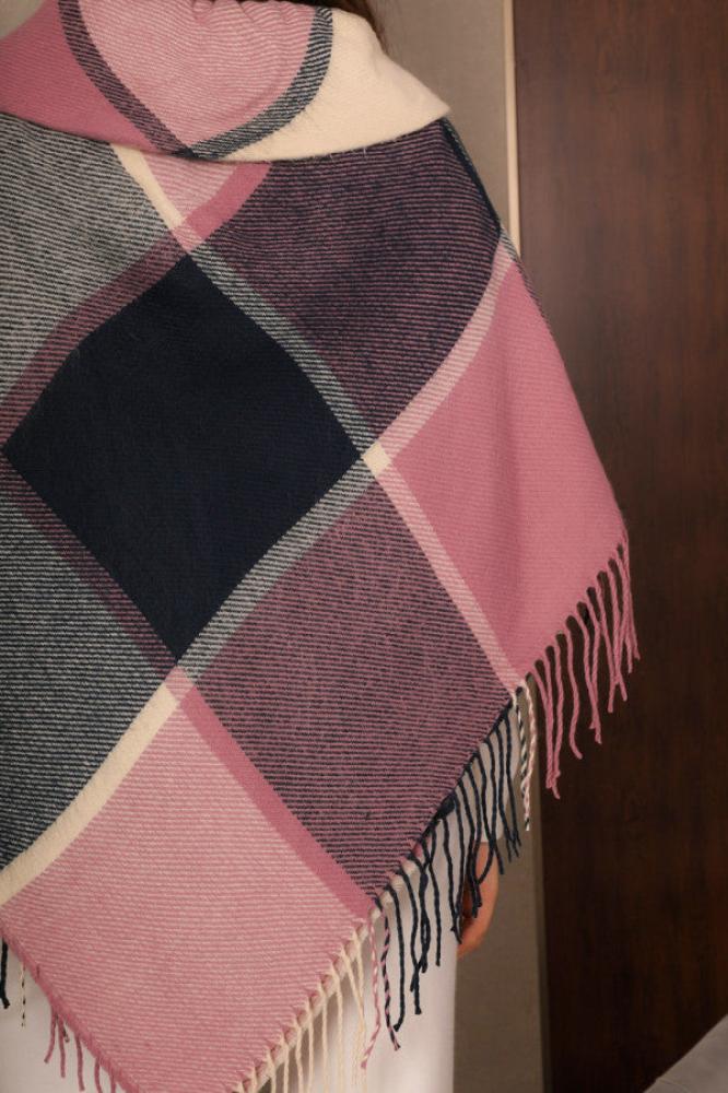 Elegant plaid winter shawl with a triangular cut, pink المقاس:(Free Size)