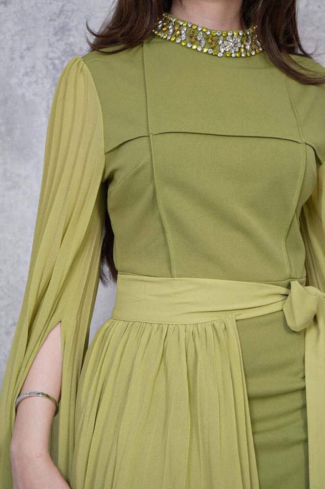 Green Crystal Embellished Straight Two-Piece Midi Dress المقاس:(M - 38)